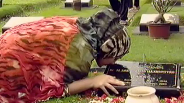 Ashanty Ajak Suami dan Anak Ziarah ke Makam Ayahanda