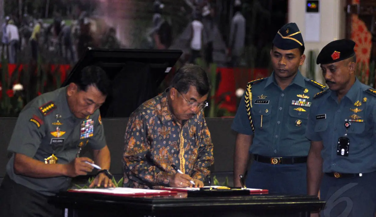 TNI menandatangani nota kesepahaman (MoU) dengan Palang Merah Indonesia (PMI), Jakarta, Kamis (11/12/2014). (Liputan6.com/Miftahul Hayat)