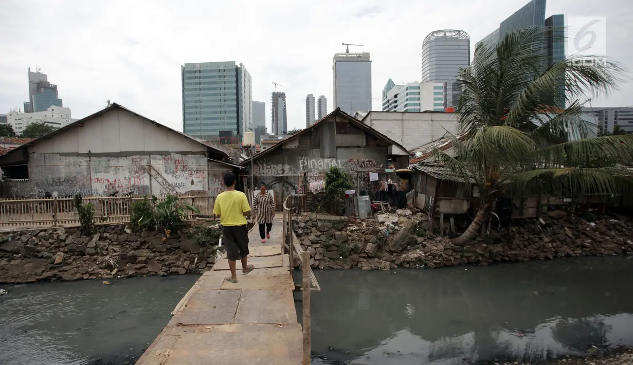 Warga beraktivitas di Kampung Kuningan Timur, Jakarta, Kamis (11/1). Pembangunan hunian bertingkat mewah dan pusat-pusat perbelanjaan yang diapit permukiman kumuh menjadi gambar nyata bahwa kesenjangan itu ada. (Liputan6.com/Arya Manggala)