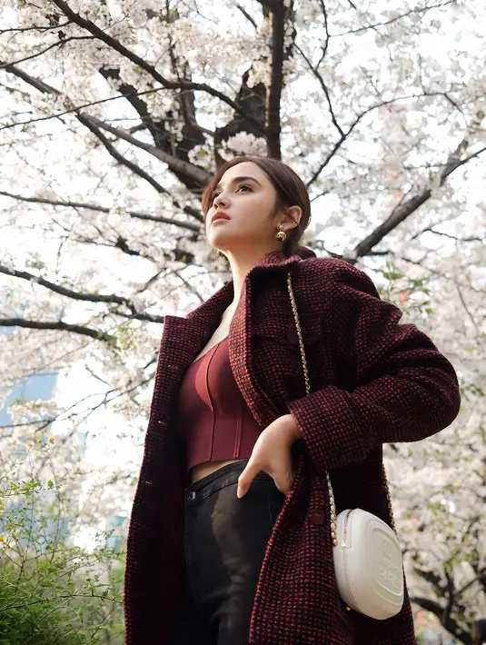 Lengkapi busananya, Syifa Hadju jinjing Camera Mini Bag Chanel seharga Rp95 jutaan. [@syifahadju]