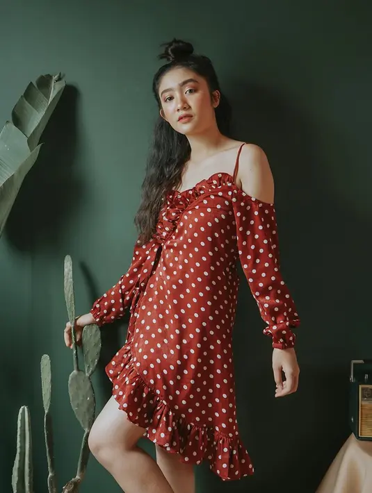 Pose dengan rambut keriting, Febby Rastanty tampil chic dengan dress selutut bermotif. Hasil fotonya pun terkesan vintage klasik yang kini sedang hits dikalangan anak muda. (Liputan6.com/IG/febbyrastanty)