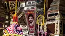 Pedagang menjual lentera Ramadan bergambar pemain Liverpool, Mohamed Salah di Kairo, 30 April 2018. Pemain tim nasional Mesir ini telah merebut hati rakyat Mesir sejak Oktober 2017, ketika Mesir dinyatakan lolos ke Piala Dunia 2018. (AFP/KHALED DESOUKI)