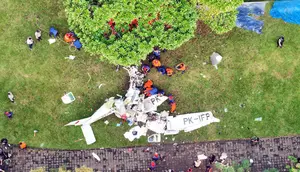Saat terbang menuju Bandara Pondok Cabe, pesawat tersebut jatuh di dekat Lapangan Sunburst, BSD Kota Tangerang Selatan. (merdeka.com/Arie Basuki)