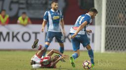 Pemain Persija Jakarta, Pandi Lestaluhu terjatuh saat berduel dengan pemain RCD Espanyol, Leonardo Baptista Esteban pada laga persahabatan di Stadion Patriot, Bekasi, (19/7/2017). Persija kalah 0-7. (Bola.com/Nicklas Hanoatubun)