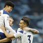 Para pemain Tottenham Hotspur merayakan gol yang dicetak oleh Son Heung-min ke gawang West Ham United pada laga Liga Inggris Senin (19/10/2020). Kedua tim bermain imbang 3-3. (AP/Matt Dunham, Pool)