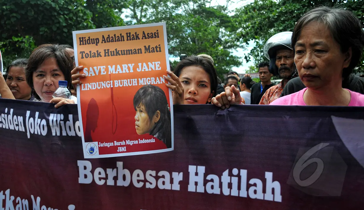 Asosiasi Buruh Migran Indonesia di Indonesia (ATKI-INA) menggelar aksi di depan dermaga lapas Nusakambangan, Cilacap, Minggu (26/4). ATKI meminta presiden Jokowi berbesar hati dan menyelamatkan Marry Jane dari eksekusi mati. (Liputan6.com/Yoppy Renato)
