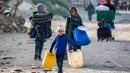 Seorang anak laki-laki berjalan dengan jeriken kosong bersama orang-orang yang mengungsi akibat konflik dan melarikan diri dari Beit Hanun, Jalur Gaza utara tiba di Kota Gaza pada 18 Maret 2025. (Bashar TALEB/AFP)
