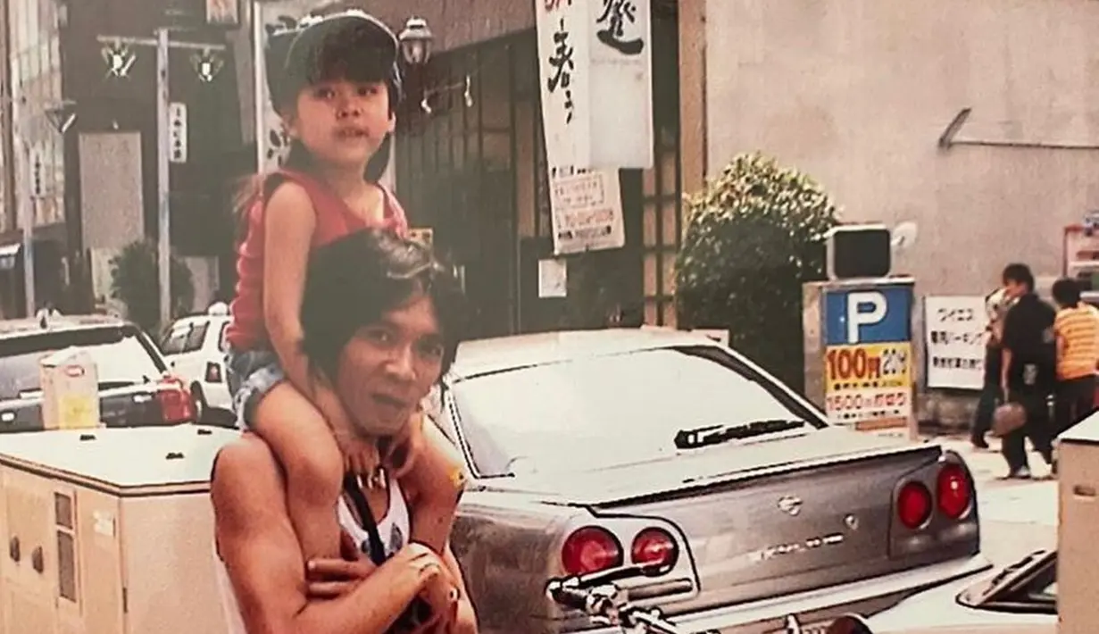 Bimbim Slank memiliki dua orang anak bernama Mezzaluna dan Tallulah. Mezzaluna saat kecil sangat dimanjakan oleh Bimbim Slank. Bimbim sering ajak Mezzaluna jalan-jalan di luar negeri. (Liputan6.com/IG/mezzaluna)