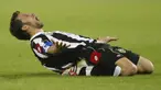 Alessandro Del Piero - Ikon dari Juventus ini tidak usai diragukan lagi kesetiannya bersama La Vecchia Signora, bertahan adalah satu-satunya pilihan bagi sang kapten kala itu. (AFP/Giuseppe Cacace)