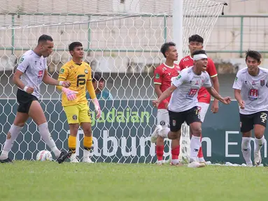 Tuan rumah FC Bekasi City gagal mengamankan kemenangan perdananya pada babak 12 besar Pegadaian Liga 2 2023/2024 setelah ditahan imbang Malut United 2-2 di Stadion Singaperbangsa, Karawang, Kamis (18/1/2024). Hasil ini tentu sangat menyakitkan karena sejatinya tuan rumah masih unggul 2-1 saat babak kedua memasuki masa injury time. Namun tepat di menit akhir masa injury time yang berdurasi 4 menit, Frets Butuan mencetak gol penyeimbang 2-2 setelah memanfaatkan umpan tendangan bebas Dave Mustaine. Dengan hasil ini FC Bekasi City masih menghuni dasar klasemen alias posisi ke-4 Grup Y dengan koleksi 2 poin dari 3 laga. Sementara Malut United mampu menggusur Deltras Sidoarjo dari posisi runner-up dengan raihan 3 poin hasil tiga kali imbang. (Bola.com/M Iqbal Ichsan)