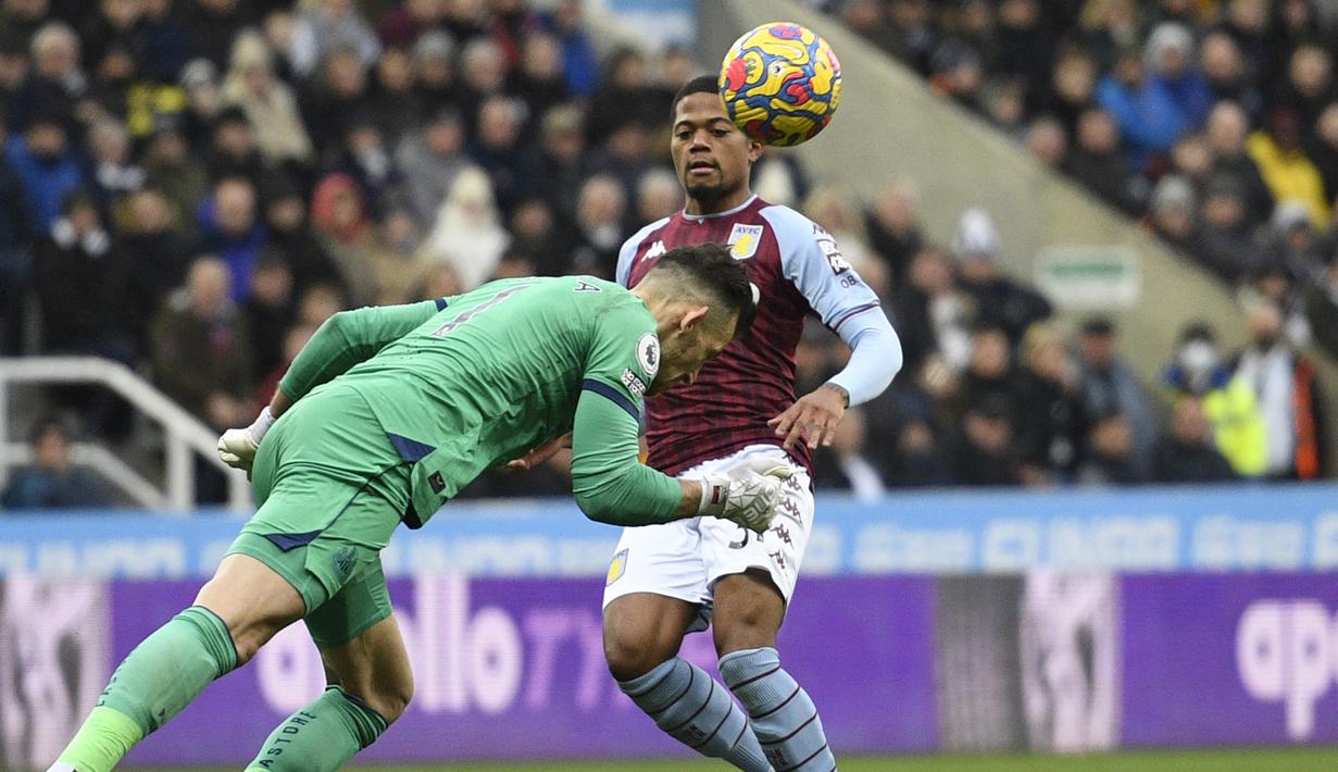 Leon Bailey. Setelah kehilangan Jack Grealish yang hijrah ke Manchester City, Aston Villa yang mendapat dana besar dari hasil penjualan tersebut mendatangkan Leon Bailey dari Bayer Leverkusen di awal musim 2021/2022. Sayap kiri Jamaika berusia 24 tahun tersebut didatangkan dengan nilai transfer sebesar 32 juta euro. Nyatanya penampilannya sejauh ini sungguh jauh dari yang diharapkan. Akibat sering dilanda cedera, ia hanya tampil 18 kali di Liga Inggris dengan hanya mencetak 1 gol dan 2 assist dan diprediksi akan meninggalkan klub di awal musim 2022/2023. (AFP/Oli Scarff)