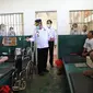 Kanwil Kemenkumham Jatim Krismono mengecek kondisi Lapas Madiun. (Dian Kurniawan/Liputan6.com)