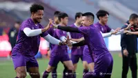 Dua pemain Timnas Vietnam, Rafaelson dan Nguyen Quang Hai menikmati sesi latihan resmi di Phu Tho Provincial Stadium, Viet Tri jelang menghadapi Timnas Indonesia di Grup B Piala AFF 2024. (Dok. VFF)