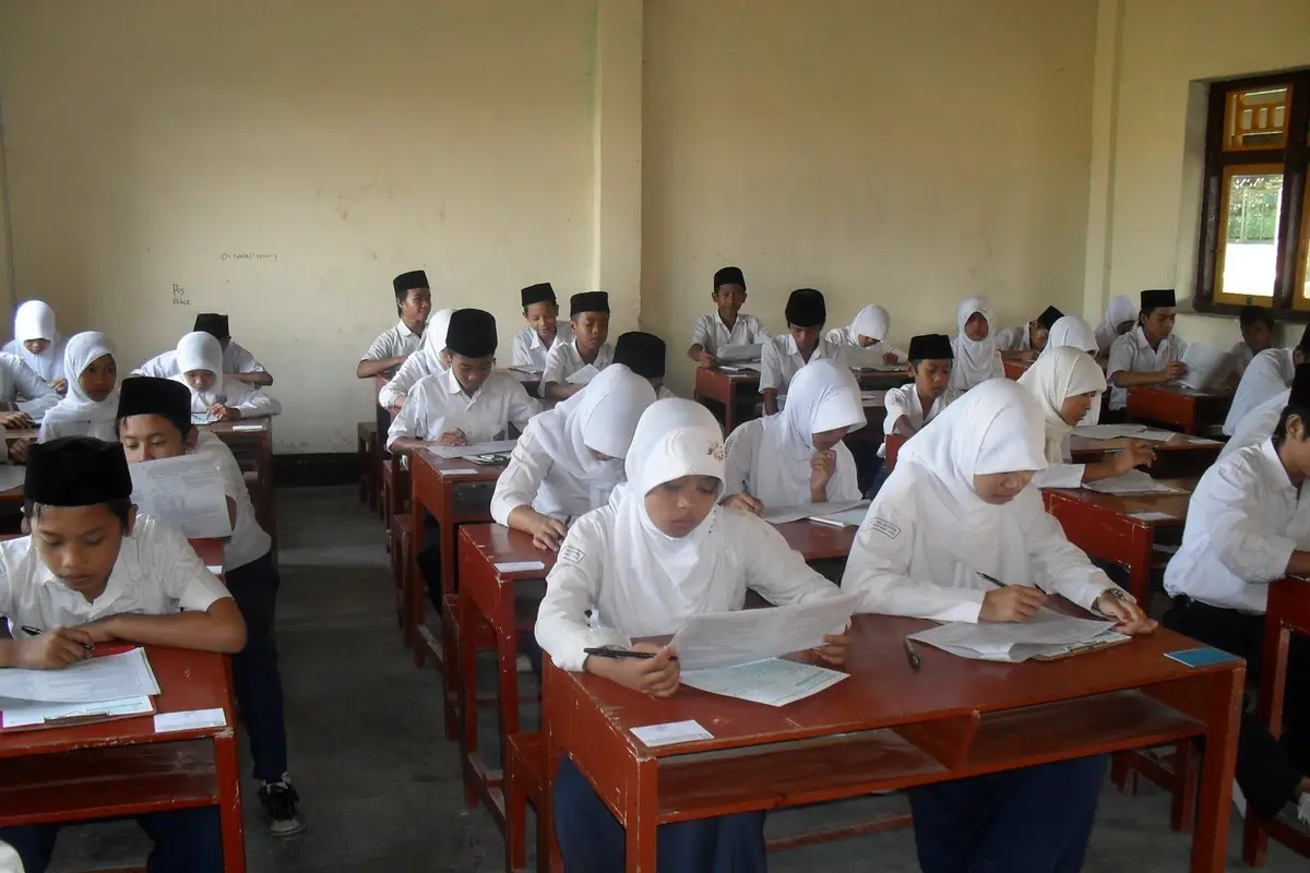Kacau! Diduga Kunci Jawaban Soal UN SMP 2016 Berserakan di Kelas