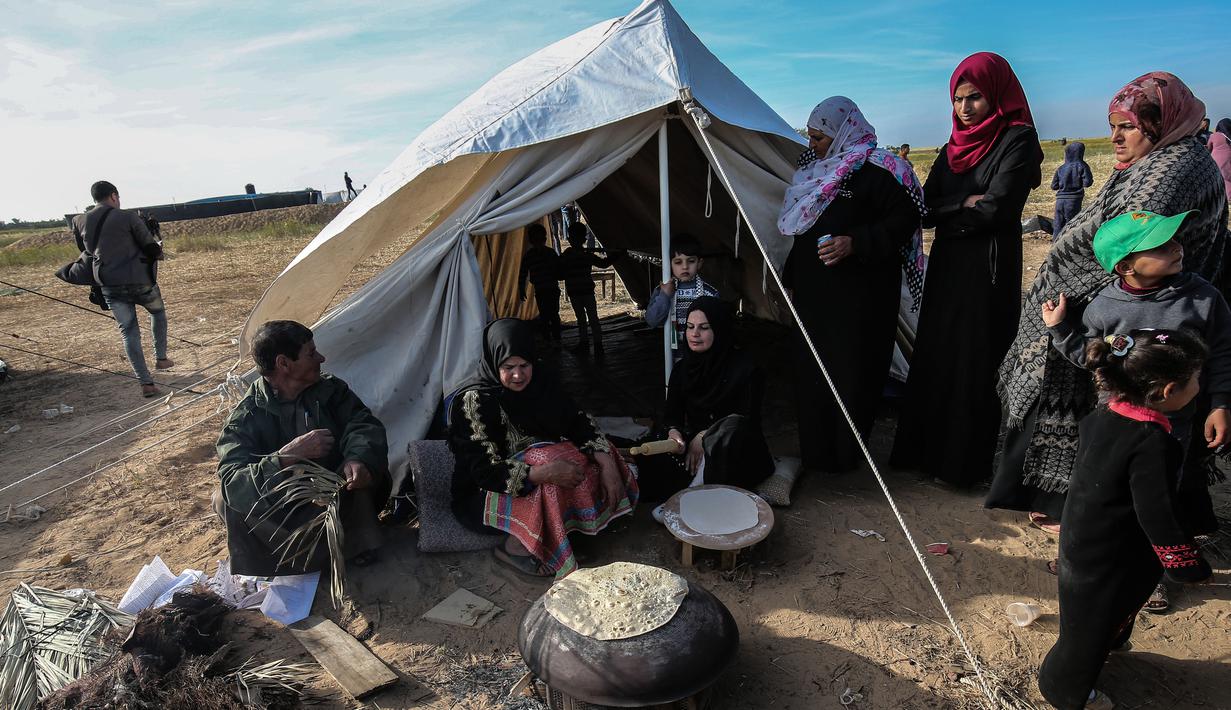 FOTO: Aksi Protes, Warga Palestina Bangun Tenda di ...