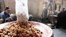 Pekerja dodol tampak memasukkan sejumlah gula merah ke dalam wadah besar, Jakarta, (16/7/14) (Liputan6.com/ Faizal Fanani)