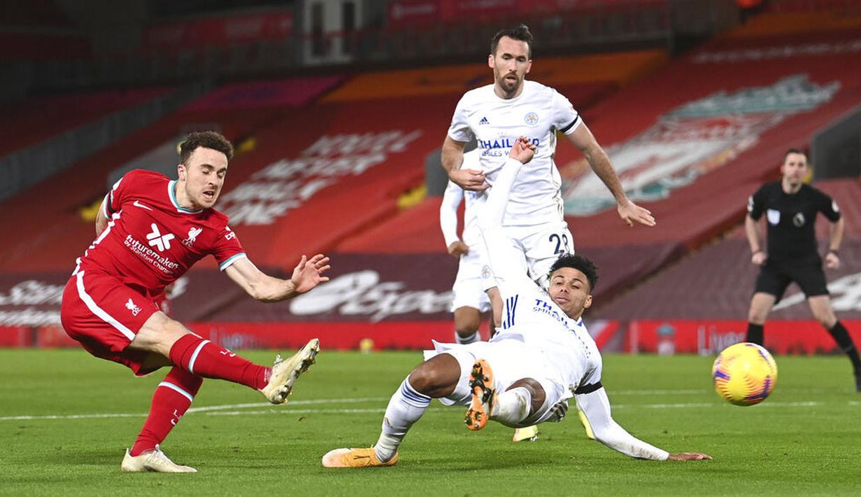 Pemain Liverpool, Diogo Jota, melepaskan tendangan saat melawan Leicester City pada laga Liga Inggris di Stadion Anfield, Senin (23/11/2020). Liverpool menang dengan skor 3-0. (Laurence Griffiths/Pool via AP)