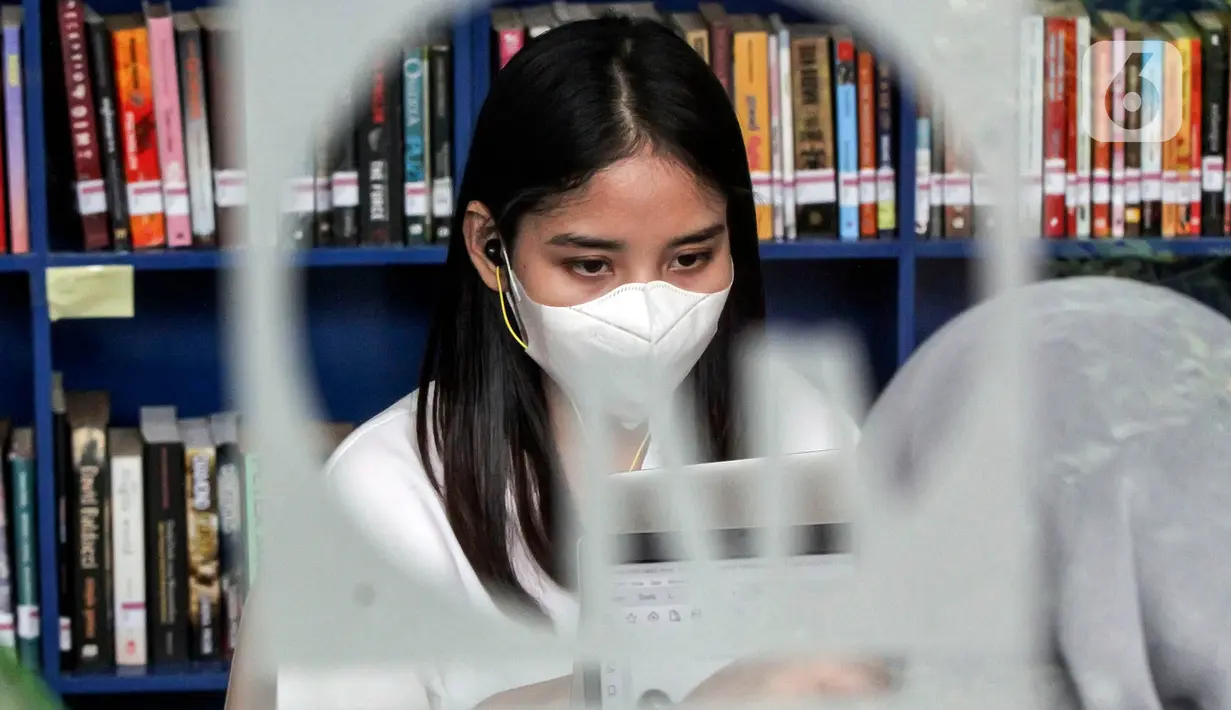 Selain di dalam perpustakaan, pengunjung yang membaca buku juga bisa duduk di bangku luar berdekatan dengan taman atau paviliun literasi di lantai dua. (Liputan6.com/Johan Tallo)