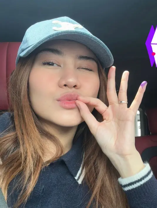 Aaliyah Massaid dan Thariq Halilintar gunakan hak pilihnya pertama kali sebagai pasutri. Keduanya terlihat kompak kenakan long sleeve berkerah meski dengan motif yang berbeda [@aaliyah.massaid]