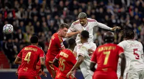 Bek Liverpool asal Uruguay bernomor punggung 33, Ronald Araujo (tengah), melompat untuk menyundul bola melewati bek LASK asal Denmark bernomor punggung 20, Kasper Jorgensen, guna mencetak gol pembuka dalam pertandingan Liga Champions UEFA antara LASK dan Liverpool FC di Linz, Austria, pada 14 Oktober 2026. (Branislav Racko/AFP)