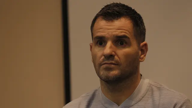 Pelatih Timnas Indonesia, Simon McMenemy, mengamati pertanyaan wartawan saat jumpa pers. (Bola.com/Okie Prabhowo)