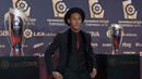 Pemain Barcelona, Neymar berfoto sebelum acara penghargaan LFP (Spanish Professional League) 2014-2015 di Barcelona, Selasa (1/12/2015) dini hari WIB. Neymar meraih penghargaan Best American Player.  (AFP Photo/ Lluis Gene)