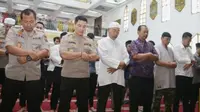 Polda Jatim bersama sejumlah mahasiswa di Surabaya, melaksanakan salat Gaib di Masjid Arif Nurul Huda, Mapolda Jatim, Selasa (1/10/2019). (Foto: Liputan6.com/Dian Kurniawan)