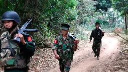 Tentara Kemerdekaan Kachin berjalan di hutan Mu Du, negara bagian Kachin, Myanmar, 17 Maret 2018. Etnis Kachin telah berjuang untuk mendapat otonomi lebih besar di negara mayoritas Buddha sejak tahun 1961. (AP Photo/Esther Htusan)