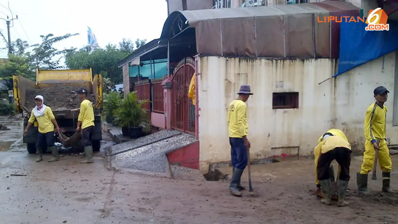 bersih-banjir-ciledug-140115b.jpg