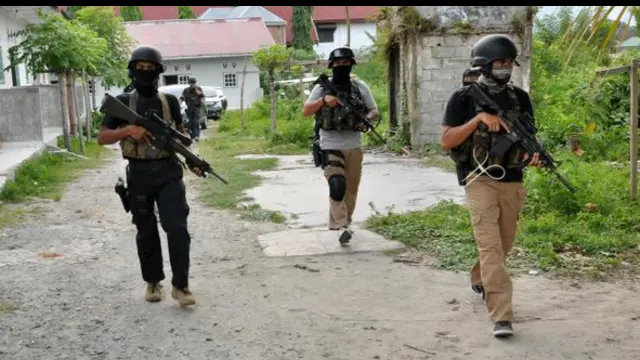 Polisi menemukan 2 senjata api laras panjang jenis M16 dan sebuah senapan rakitan di lokasi baku tembak antara polisi dan kelompok bersenjata di Pegunungan Sakina Jaya, Kabupaten Parigi Moutong, Sulawesi Tengah, Jumat 3 April 2015, yang menewaskan sa...