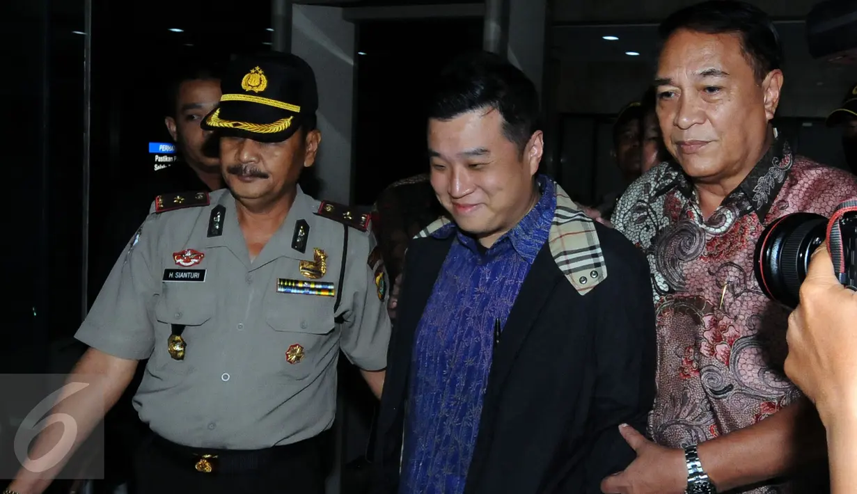 Direktur PT Agung Sedayu Group, Richard Halim Kusuma (tengah) menunduk sambil tersenyum saat keluar gedung KPK Jakarta, Rabu (20/4/2016). Richard diperiksa terkait dugaan suap pembahasan  raperda reklamasi Teluk Jakarta. (Liputan6.com/Helmi Fithriansyah)