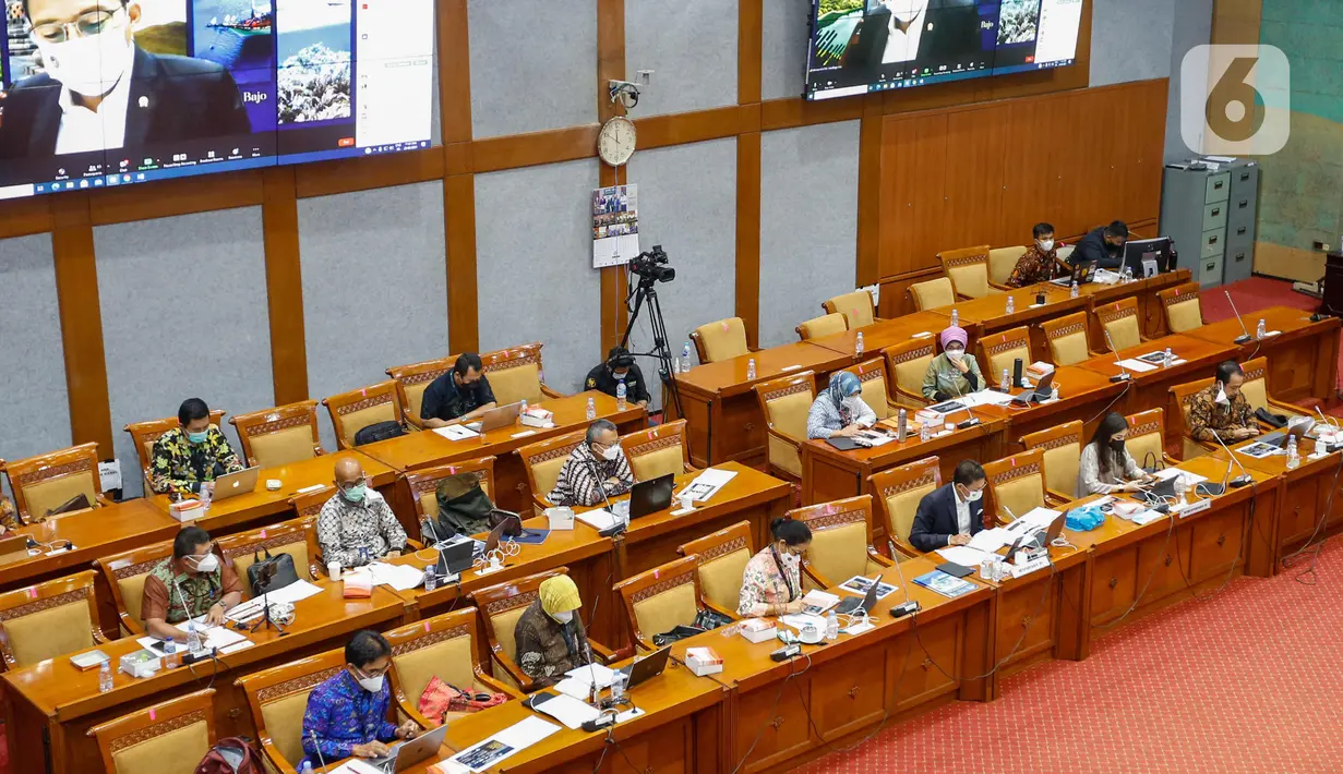 Suasana saat Menteri Pariwisata dan Ekonomi Kreatif Sandiaga Salahuddin Uno dan Wakil Menteri Angela Tanoesoedibjo rapat kerja membahas dampak pemotongan anggaran APBN TA 2021 dengan Komisi X DPR di Kompleks Parlemen, Senayan, Jakarta, Kamis (25/3/2021). (Liputan6.com/Angga Yuniar)