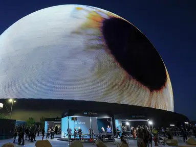Bola LED menyala saat grand opening Sphere di Las Vegas, Nevada, Amerika Serikat, Jumat (29/9/2023). Sphere, bangunan bola LED terbesar di dunia, resmi dibuka pada 29 September 2023. (Ethan Miller/Getty Images/AFP)
