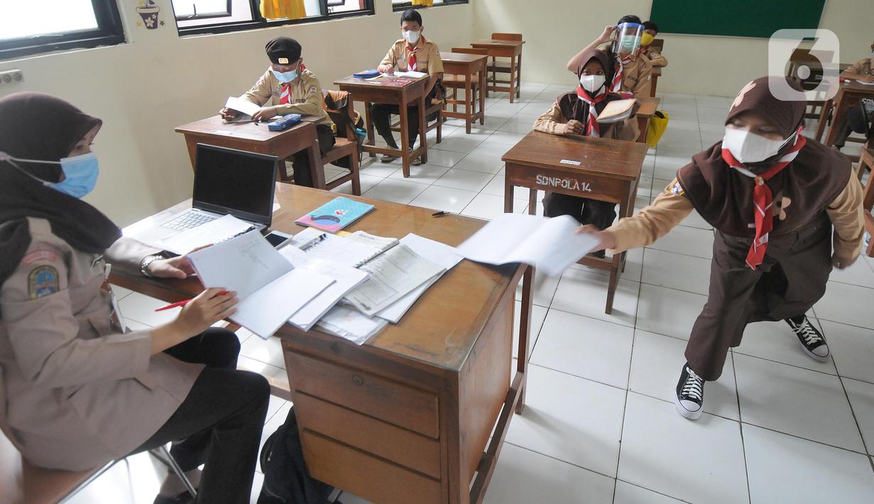 Suasana kegiatan pembelajaran tatap muka di SDN Pondok Labu 14, Jakarta Selatan, Rabu (7/04/2021). Mulai hari ini, Pemprov DKI melakukan pembelajaran tatap muka bagi 85 sekolah dari semua jenjang pendidikan hingga 29 April. (merdeka.com/Arie Basuki)