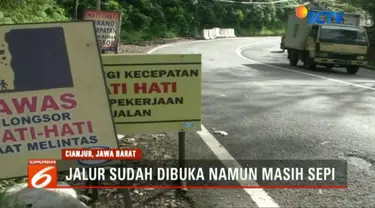 Sementara itu, sejak jalur Puncak kembali dibuka, volume kendaran yang melintas dari arah Cianjur ke Jakarta dan sebaliknya masih lengang. Arus kendaran masih didominasi kendaraan roda dua.