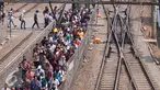 Ratusan pekerja yang tinggal di luar Ibu Kota saat tiba di stasiun Tanah Abang, Jakarta, Selasa (29/9/2015). Data Kemenaker per September 2015 sebanyak 43.085 orang terkena PHK akibat lambatnya pertumbuhan ekonomi. (Liputan6.com/Angga Yuniar)