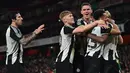 Pemain depan Newcastle United, Alexander Isak dikerumuni rekan setimnya setelah mencetak gol pembuka pada leg pertama semifinal Carabao Cup 2024/2025 melawan Arsenal di Stadion Emirates, London pada Selasa 7 Januari 2025 waktu setempat atau Rabu 8 Januari 2025 dini hari WIB. (Glyn KIRK/AFP)