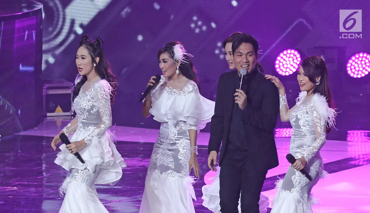 Vokalis Armada hibur penonton pada perayaan HUT Indosiar ke-23 di Jakarta Convention Center (JCC), Kamis (11/1). Grup band Armada dan Bintang Pantura duet membawakan lagu membawakan lagu Pergi Pagi Pulang Pagi. (Liputan6.com/Helmi Fithriansyah)