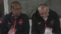 Pelatih PSIS Semarang, Bambang Nurdiansyah (kiri) bersama Dragan Djukanovic menjelang laga kontra Bhayangkara FC di Stadion Moch Subroto, Magelang, Sabtu (21/12/2019). (Bola.com/Vincentius Atmaja)