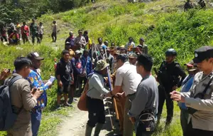 Satgas Ops Damai Cartenz bersama TNI-Polri lainnya terus berjuang memulangkan warga ke Distrik Kiwirok, Papua (Foto: Liputan6.com/Istimewa)