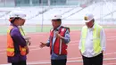 Wapres Jusuf Kalla (kedua kanan) saat meninjau progres renovasi Stadion Utama GBK, Jakarta, Selasa (3/10). Wapres Jusuf Kalla juga meninjau progres renovasi venue yang ada di Kawasan Gelora Bung Karno. (Liputan6.com/Helmi Fithriansyah)