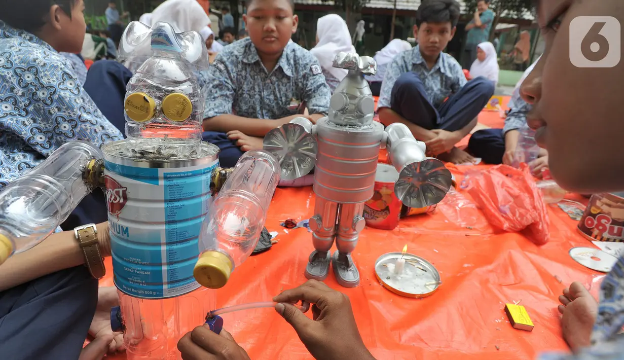 Murid-murid membuat kerajinan tangan dari limbah plastik dan kardus di SMPN 20 Tangsel, Kamis (10/10/2019). Kegiatan dalam program Gerakan Sekolah Menyenangkan ini  untuk menggugah kesadaran sejak dini kepedulian pengelolaan sampah yang dapat diolah dengan kreatifitas. (merdeka.com/Arie Basuki)
