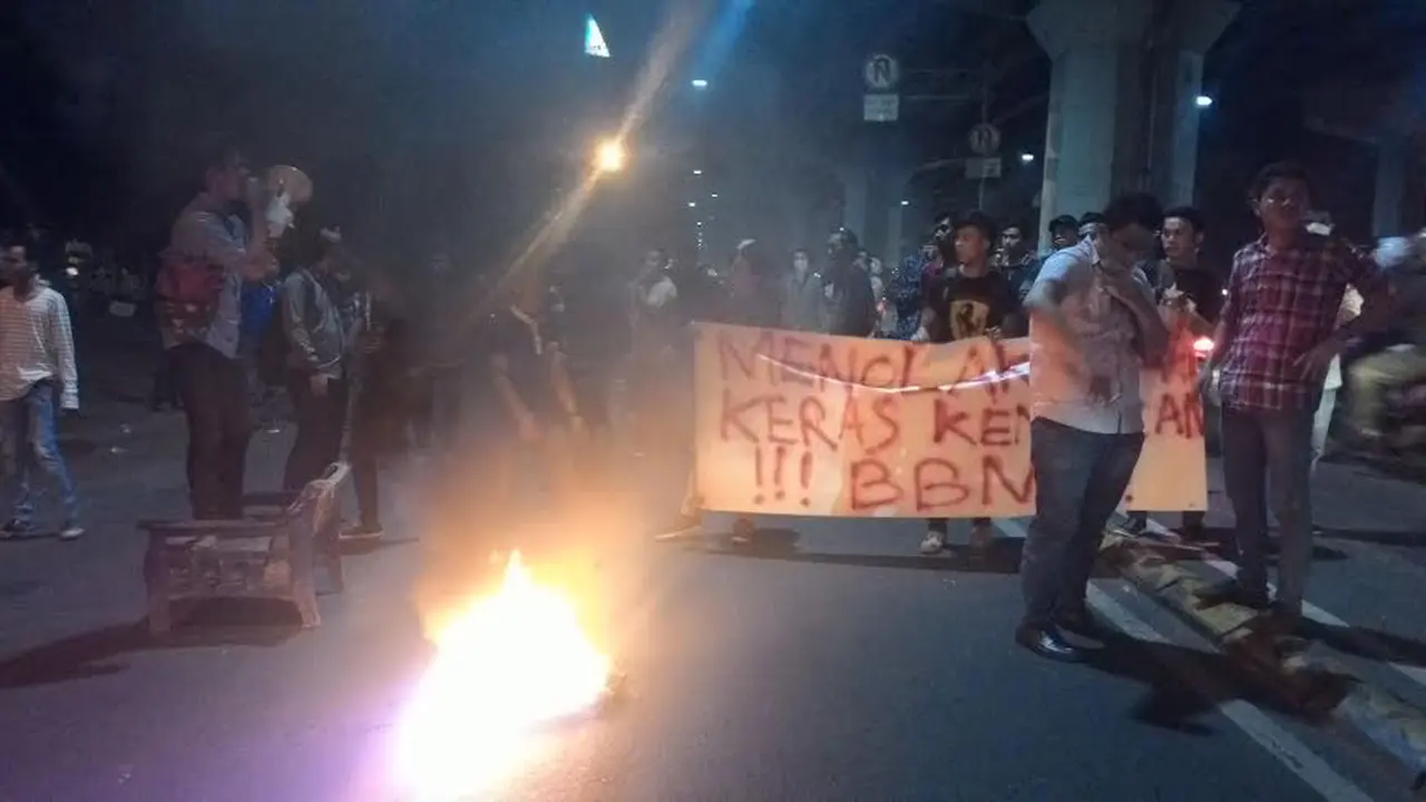 Tolak Kenaikkan BBM, Mahasiswa Jayabaya Tutup Jalan Ahmad Yani
