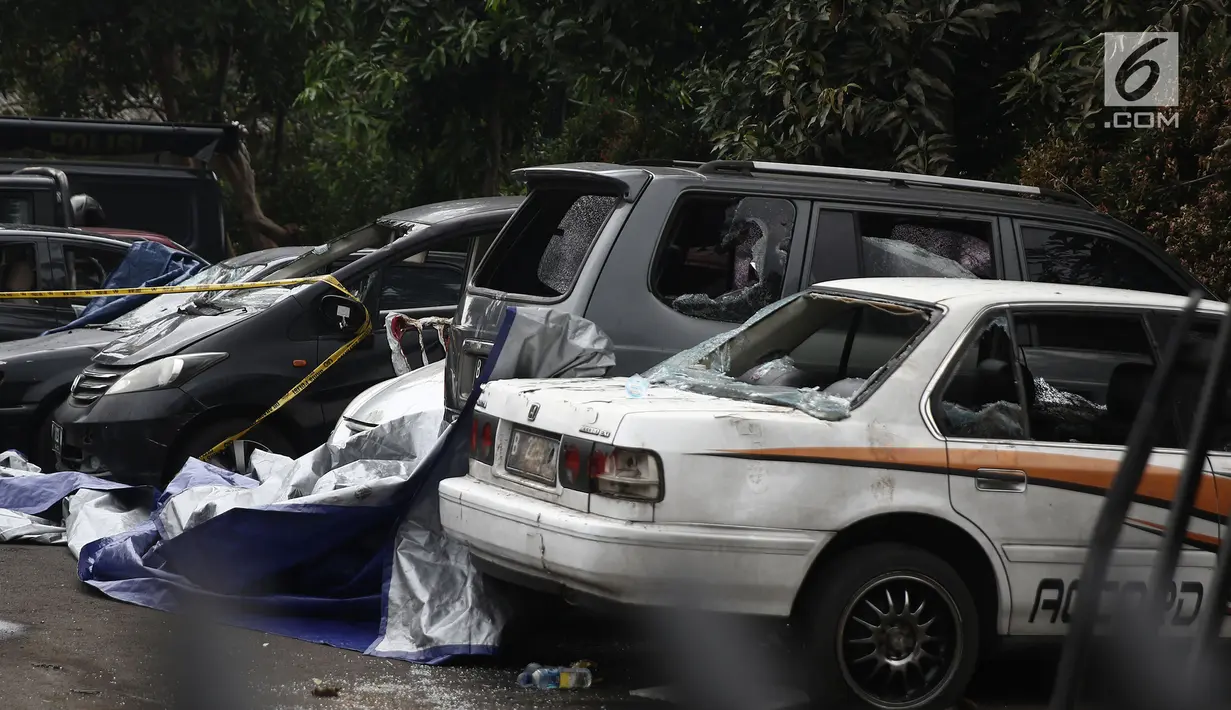 Kondisi mobil yang terparkir di halaman Mapolsek Ciracas, Jakarta, Rabu (12/12). Sejumlah mobil rusak saat terjadi penyerangan terhadap Polsek Ciracas. (Liputan6.com/Herman Zakharia)