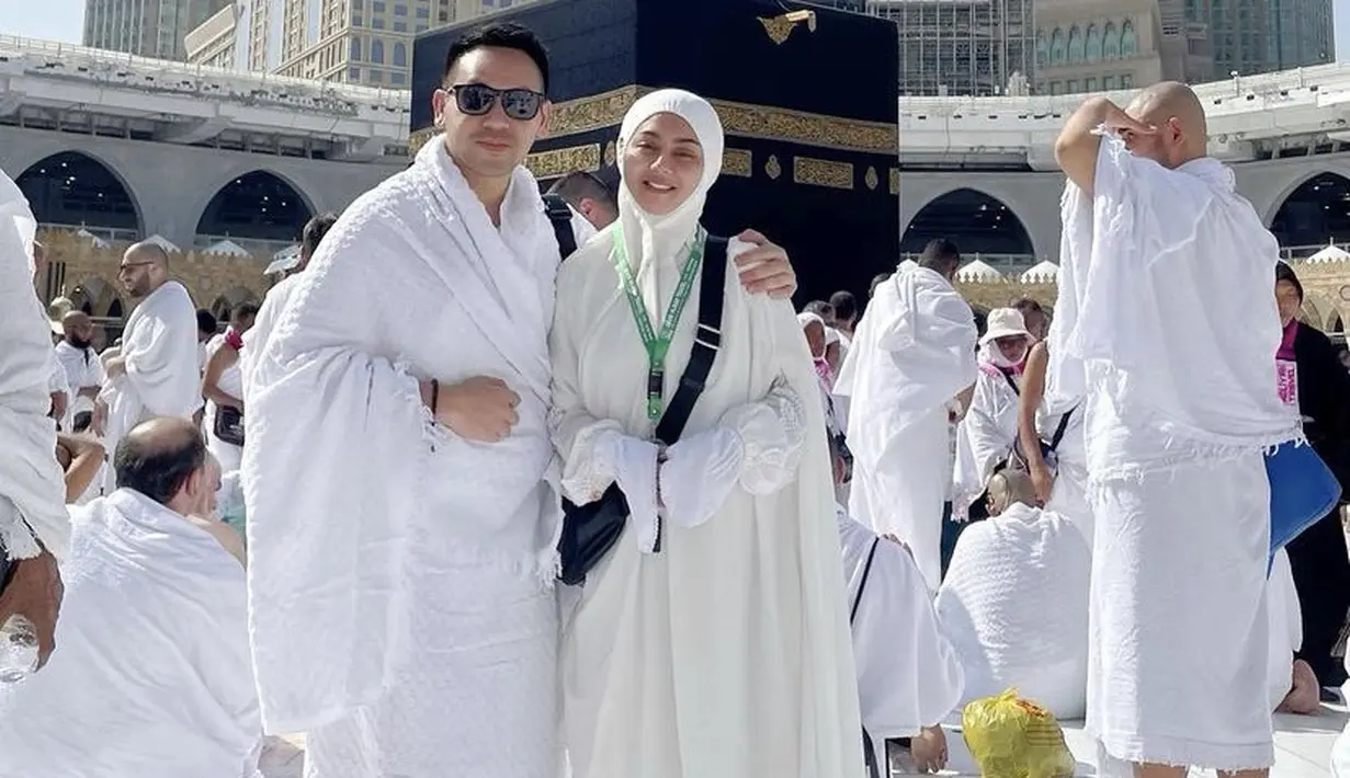 Di depan Ka’bah, nama asli Jeni Juliana ini tampil serba putih dari kerudung hingga busananya. Credit: Instagram (@jenitajanet)