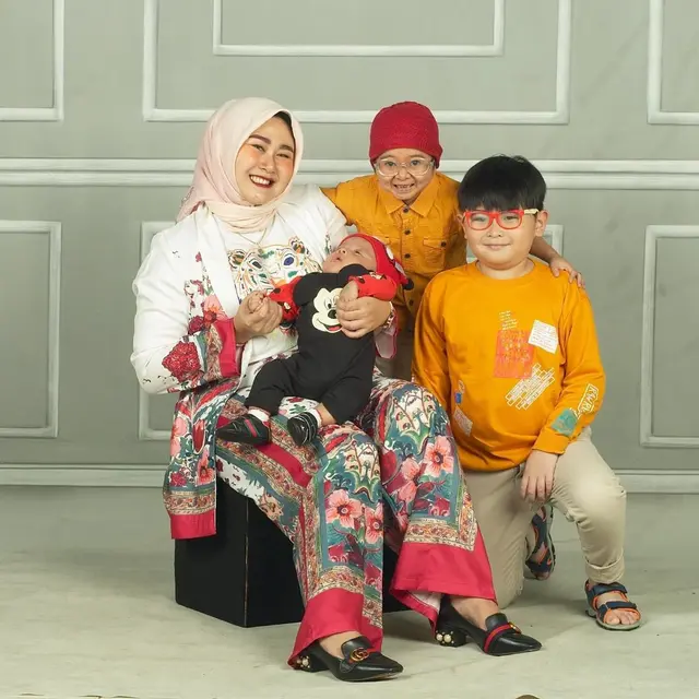 7 Potret Kebersamaan Daus Mini dan Kedua Anaknya, Kompak Banget