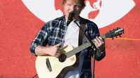 Penyanyi terkenal Ed Sheeran lahir dari orangtua yang memiliki usaha sukses. Sang ayah, John, adalah seorang curator seni dan dosen, sementara sang ibu, Imogen, adalah seorang pembuat perhiasan. (AFP/Bintang.com)