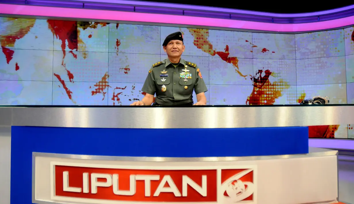 Di studio Liputan6, Kapuspen TNI Mayjen M Fuad Basya terlihat mencoba meja presenter yang biasa digunakan untuk menyampaikan berita, Jakarta (24/4/2014). (Liputan6.com/Helmi Fithriansyah)