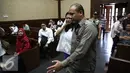 Petugas mengantarkan Damayanti menuju bangku yang telah disediakan di Pengadilan Tipikor, Jakarta, Senin (29/8). Damayanti akan menjalani sidang pembacaan tuntutan oleh jaksa. (Liputan6.com/Faizal Fanani)