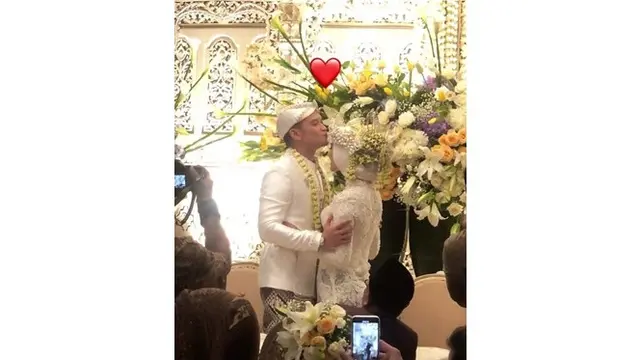 Resmi Suami Istri, Ini 5 Momen Rezky Aditya Cium Mesra Citra Kirana